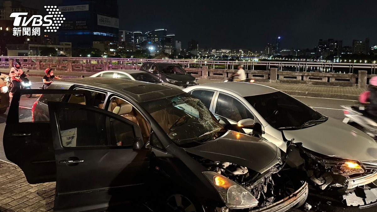 北市成美橋「3車連撞」!4人受傷急送醫 車頭全毀畫面曝光