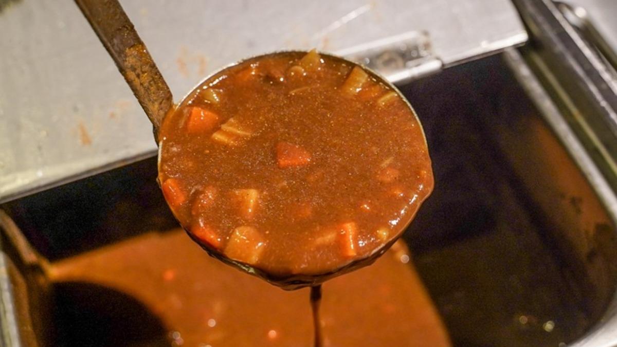 自助吧首推必吃牛肉黑咖哩、和牛肉燥，可以搭配越光米飯享用。（圖／跟著尼力吃喝玩樂提供）