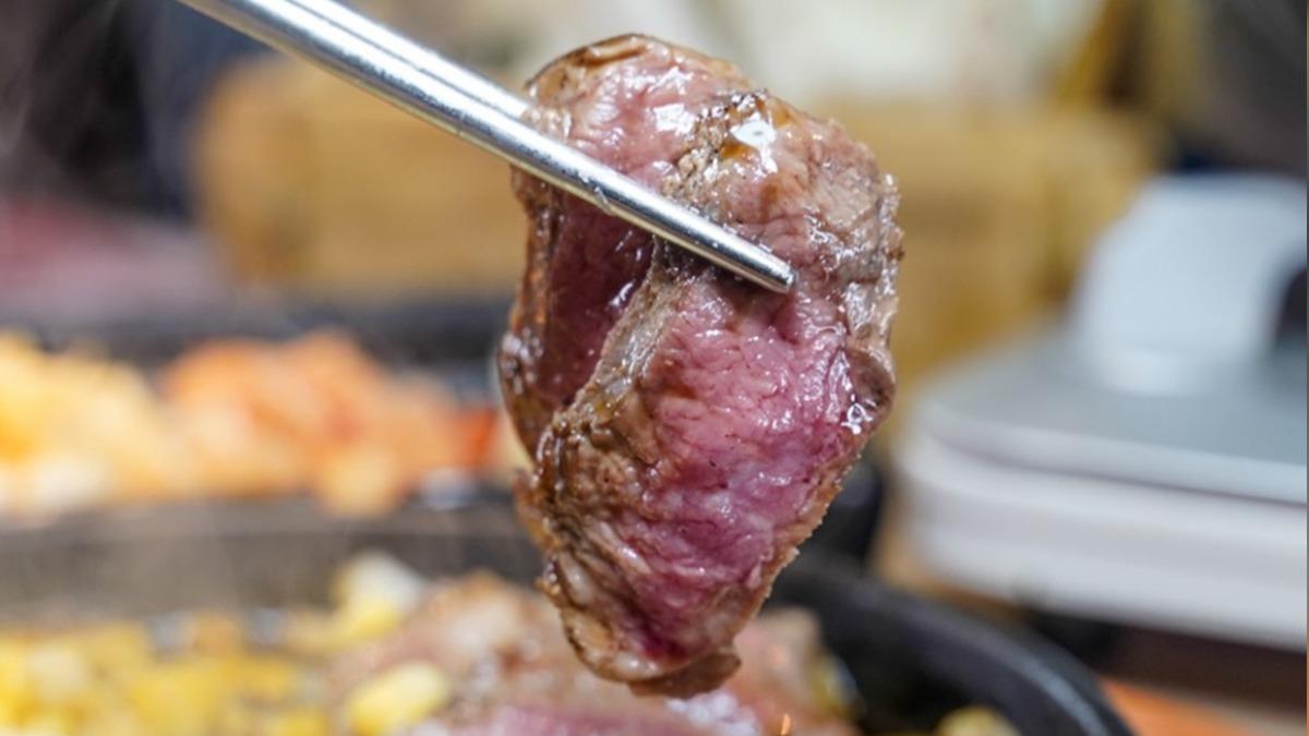 「美國精選牛排」（239元）肉汁都鎖在肉排裡頭，搭配油花的油脂香氣，軟嫩美味又多汁。（圖／跟著尼力吃喝玩樂提供）