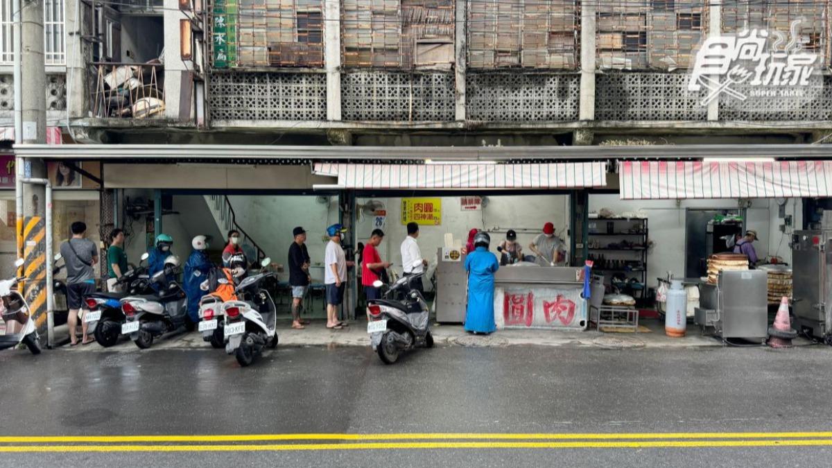 「右昌肉圓」位在熱鬧的右昌街,即便下著大雷雨也依然要排隊。(圖/江亭儀提供)