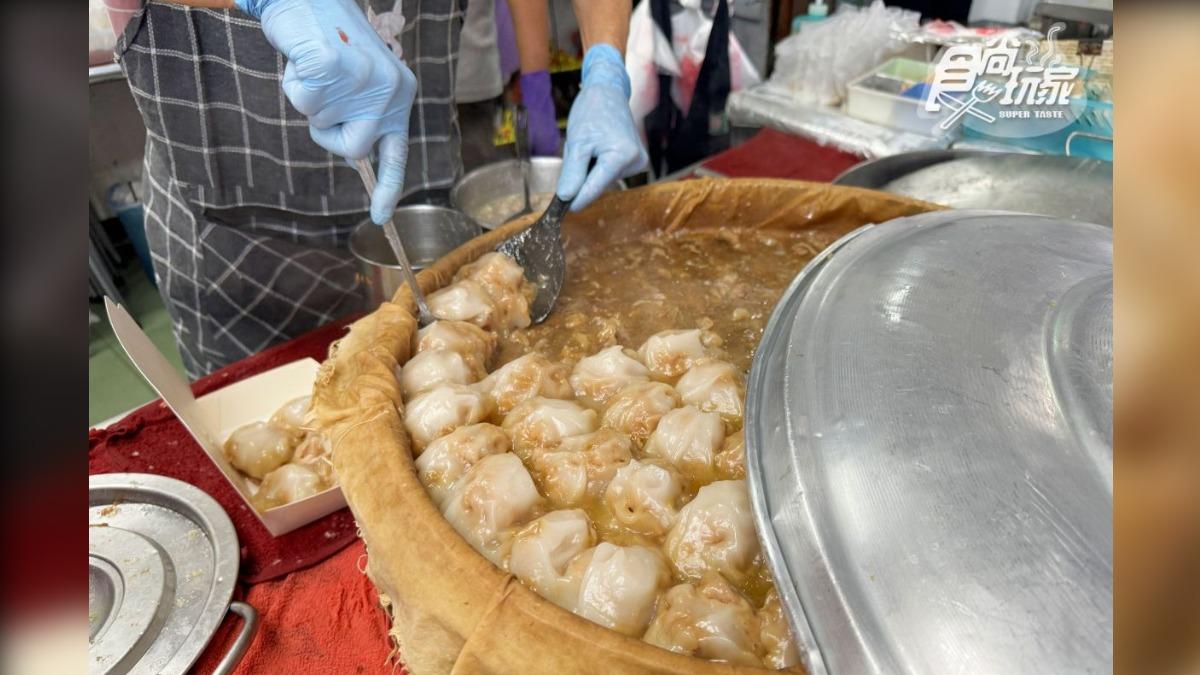 肉圓都是每天手工現包,在地人大概都是點5顆為單位就很飽了。(圖/江亭儀提供)