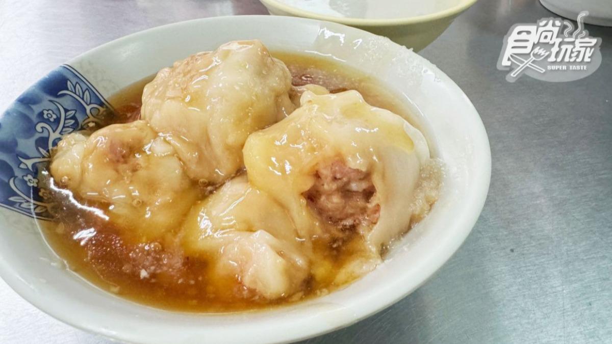 肉圓每顆13元,附上的特製醬料本身偏甜,還加了些許蒜泥,讓人一吃就停不下來。(圖/江亭儀提供)