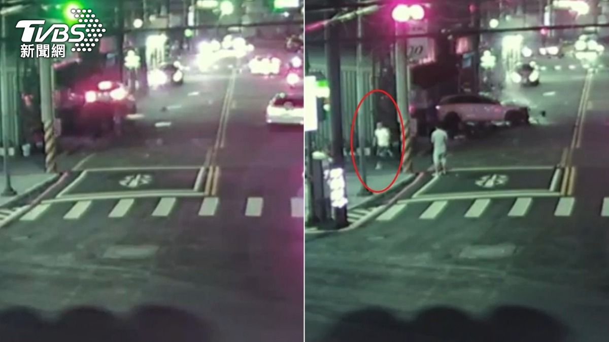 賓士車二度肇事後駕駛棄車逃逸。（圖／TVBS