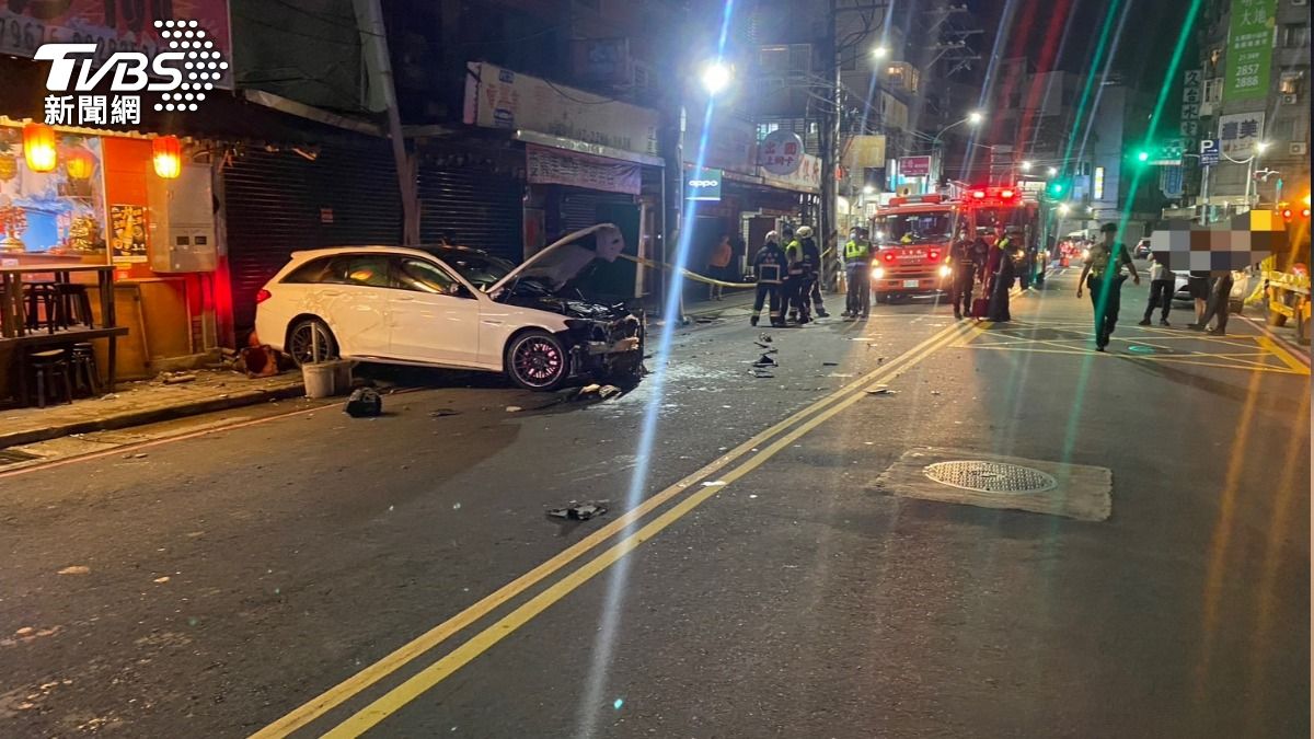 賓士車二度肇事後駕駛棄車逃逸。（圖／TVBS