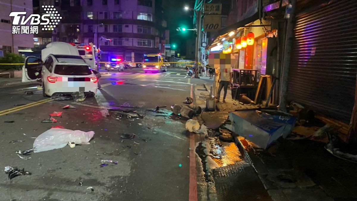 賓士車二度肇事後駕駛棄車逃逸。（圖／TVBS
