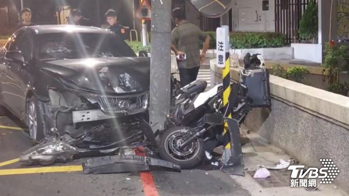 高雄男看導航分心 下秒撞飛機車「插電桿縫」害騎士全身傷