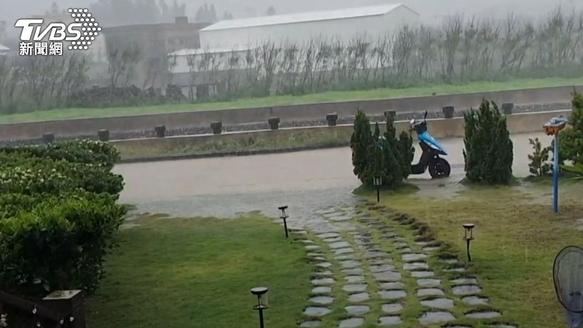 快訊／大雨狂炸澎湖！一級淹水警戒　路面已淹到變「小河」
