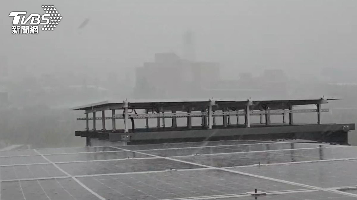 大雨狂炸澎湖。(圖/TVBS)
