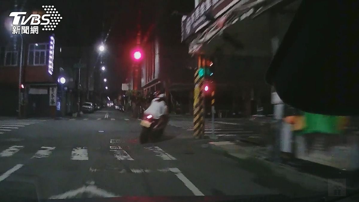 范男逃逸拒檢，在巷弄中穿梭壓車，警方在後跟車蒐證。（圖／TVBS）