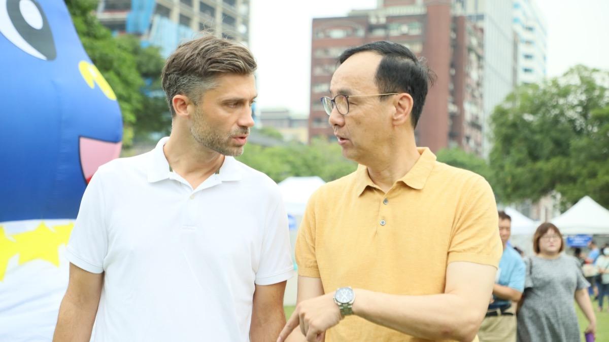 朱立倫與歐洲經貿辦事處處長高哲夫同台。（圖／國民黨提供）