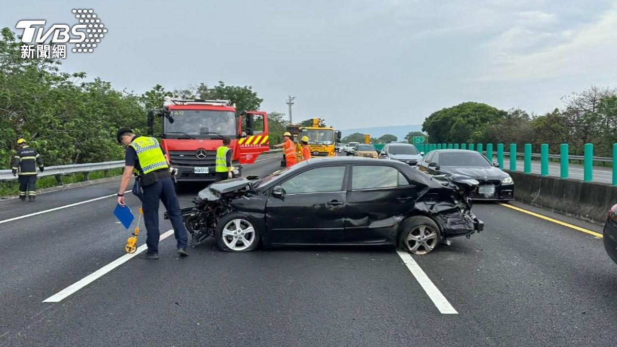 國道3號車禍!轎車斗六段爆胎自撞 「2大2小」送醫