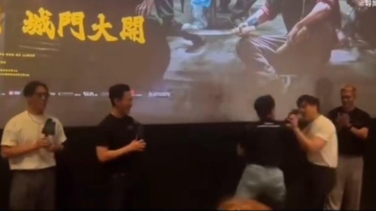 一名觀眾（右二）突然肘擊伍允龍。（圖／翻攝自微博）