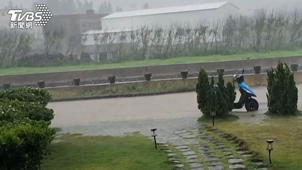 大雨狂炸澎湖。（圖／TVBS）