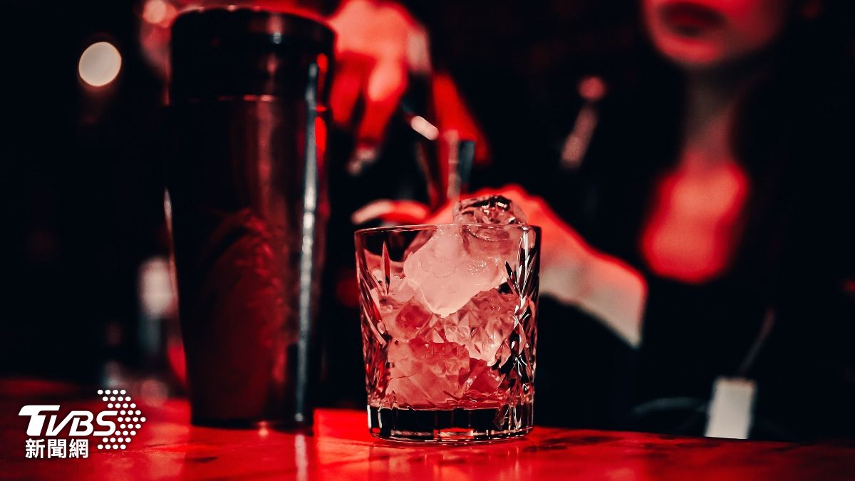 女子和表哥夜店喝酒，沒想到一發不可收拾。（示意圖／shutterstock達志影像）