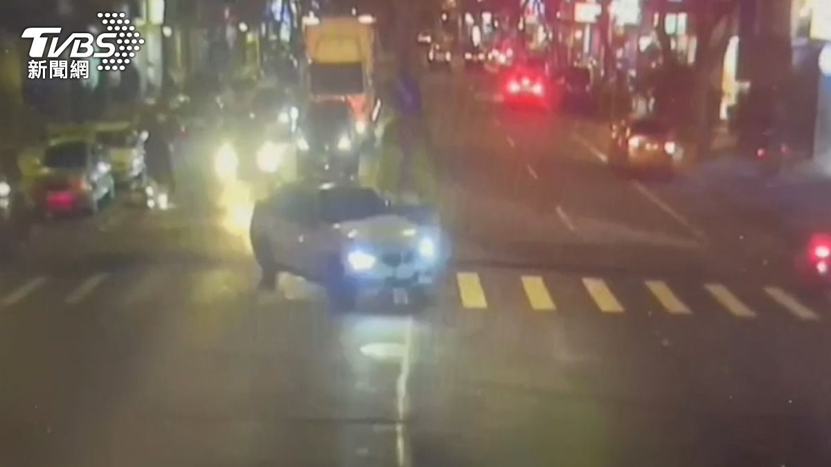 凃男衝撞警車後逃逸。(圖/TVBS)