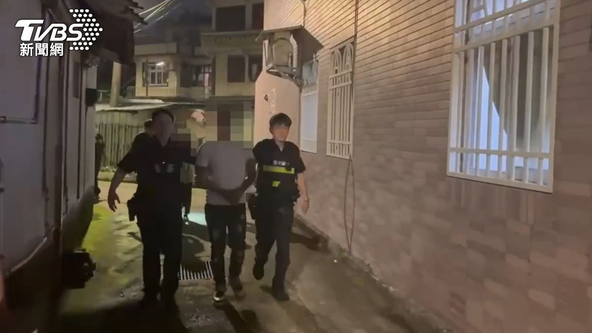 凃男被警方逮捕送辦。(圖/TVBS)