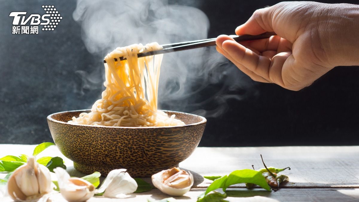 寬細也有差！「乾麵或湯寬麵」哪個更健康　營養師：油脂全下肚