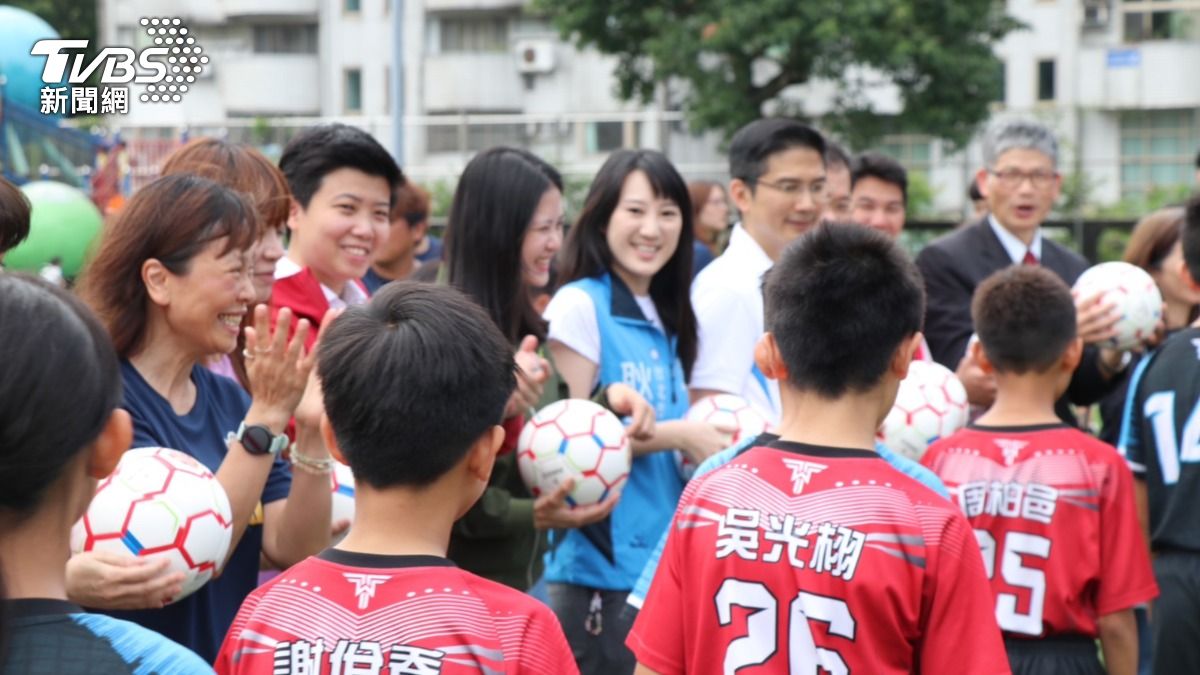 許多議員到場給孩子們鼓勵。(圖/TVBS)