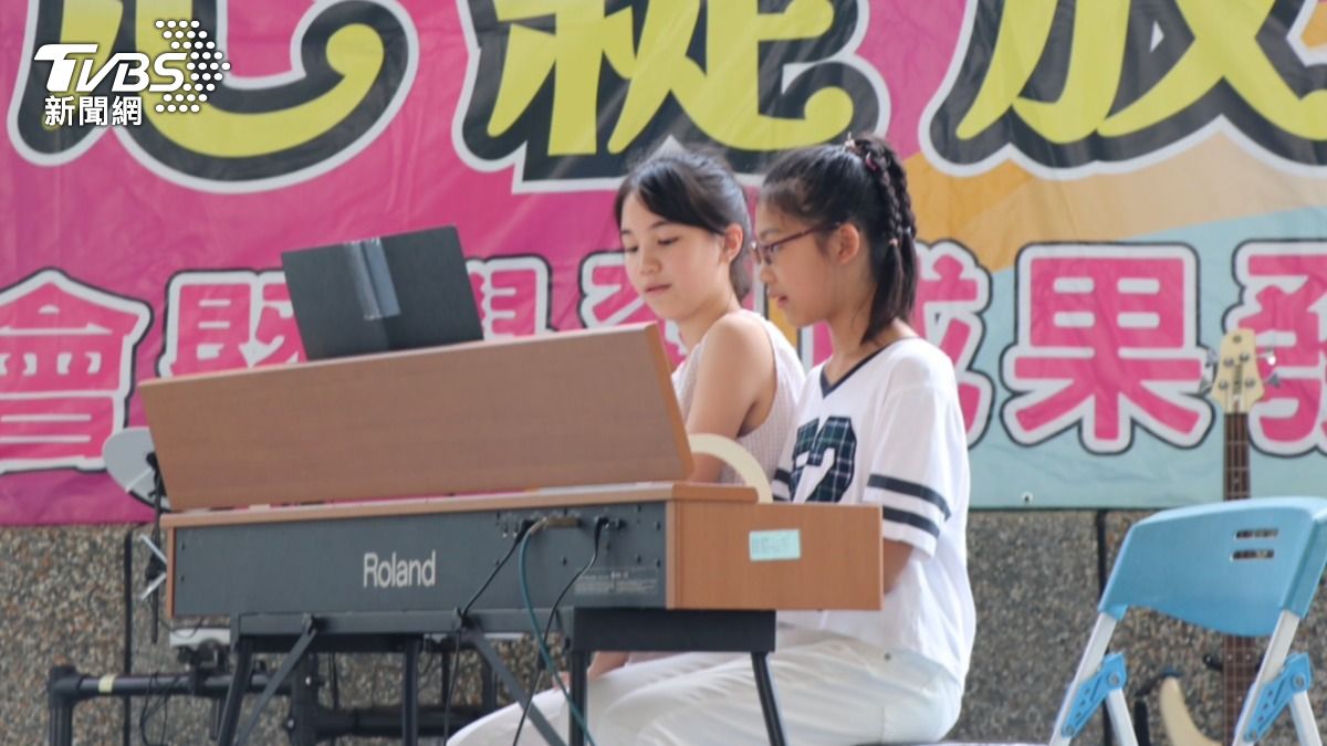小朋友演出慶祝母親節。(圖/TVBS)
