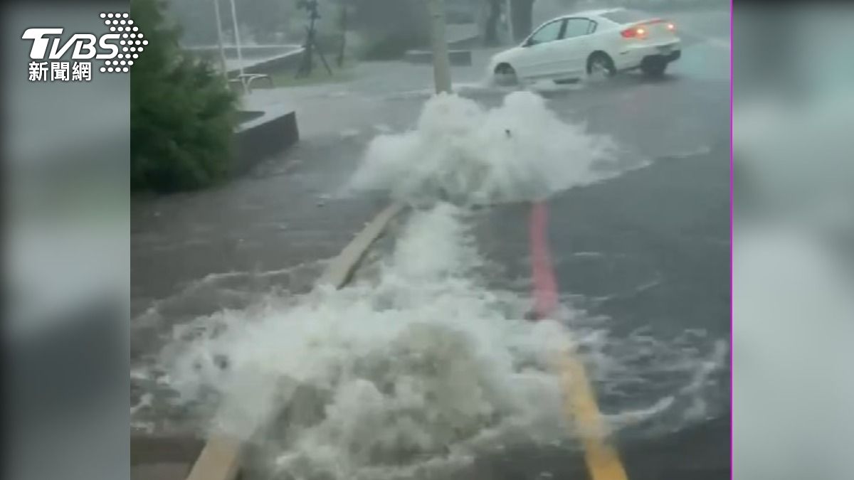 澎湖大雨!水溝蓋如噴泉 水族館遭雷擊停電暫停營業