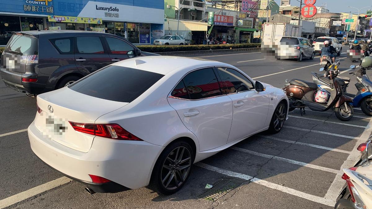 台灣常出現許多停車奇景。（圖／翻攝自「奇葩停車分享中心」）