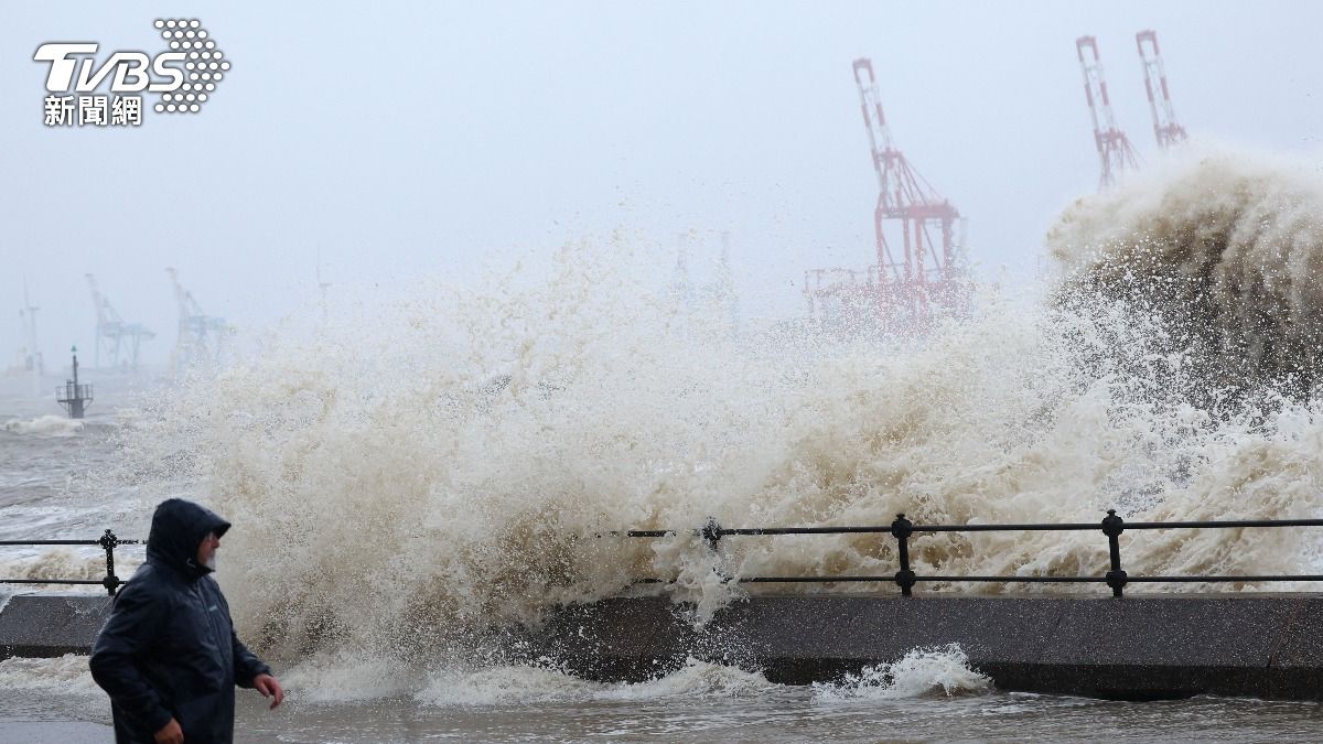 英國近日的極端雷暴和傾盆大雨使當局提升了天氣警戒。(圖/達志影像路透社)