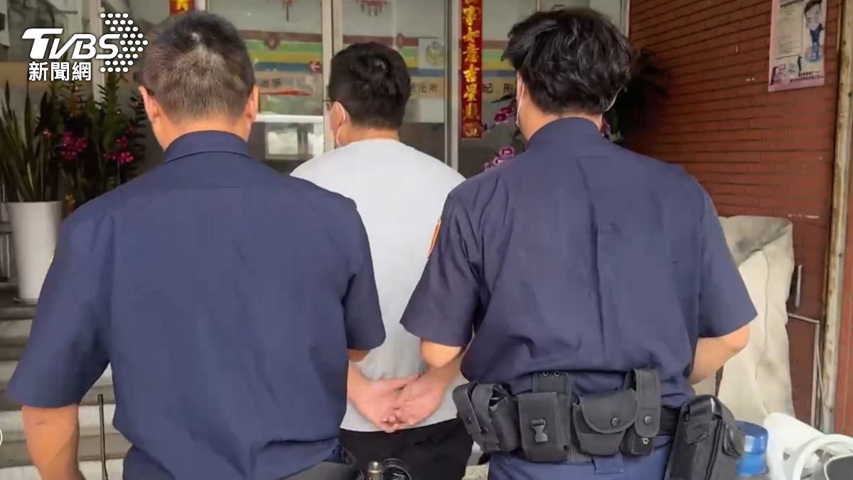 巨無霸蘿蔔刀被偷!台主在娃娃機店內爆打女子 私刑正義下場慘