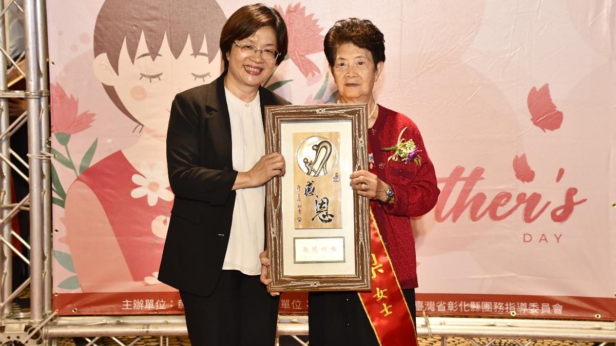 辛苦了!任賢齊媽媽獲選彰化模範母親 直誇兒「孝順又善良」