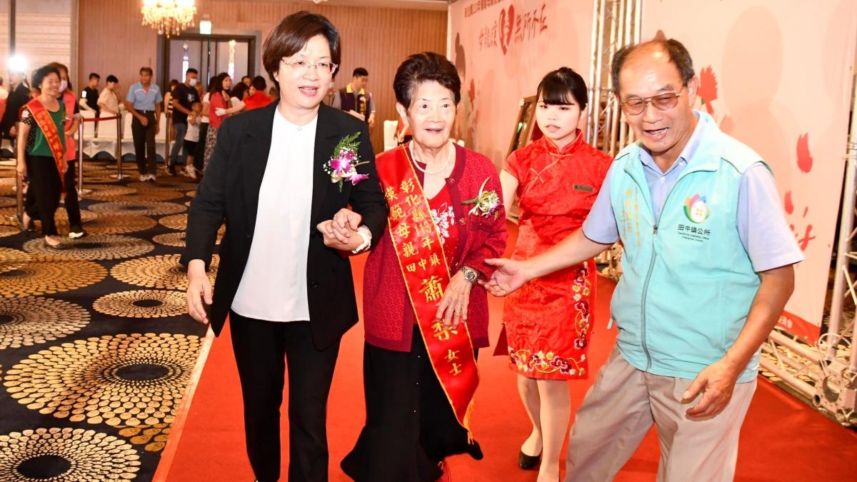 蕭梨笑容滿面,誇兒子孝順。(圖/彰化縣政府提供)