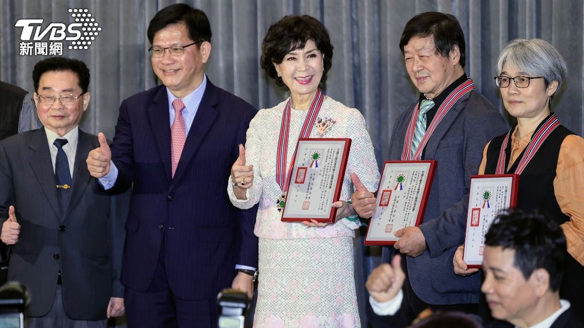 白嘉莉（中）獲獎相當開心。（圖／趙世平攝）