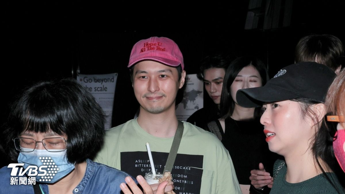 嚴爵引退演藝圈7年!罕見公開露面 「滿臉鬍渣」驚人近況曝光