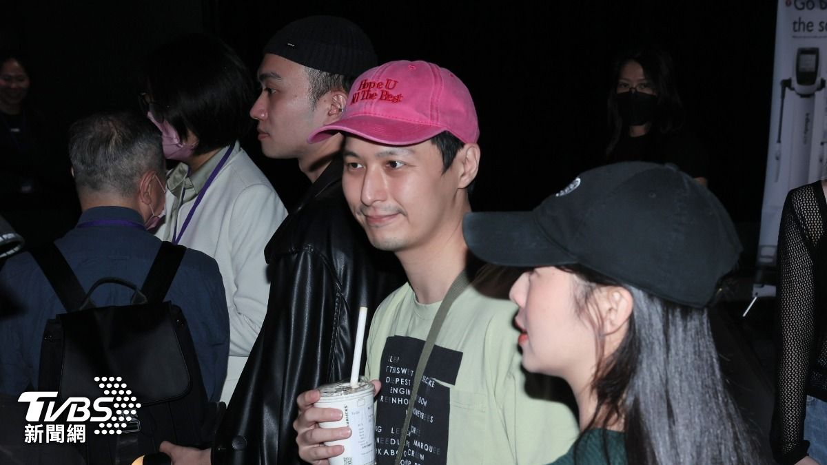 嚴爵（右二）和簡廷芮一同出席活動。（圖／趙世平攝）