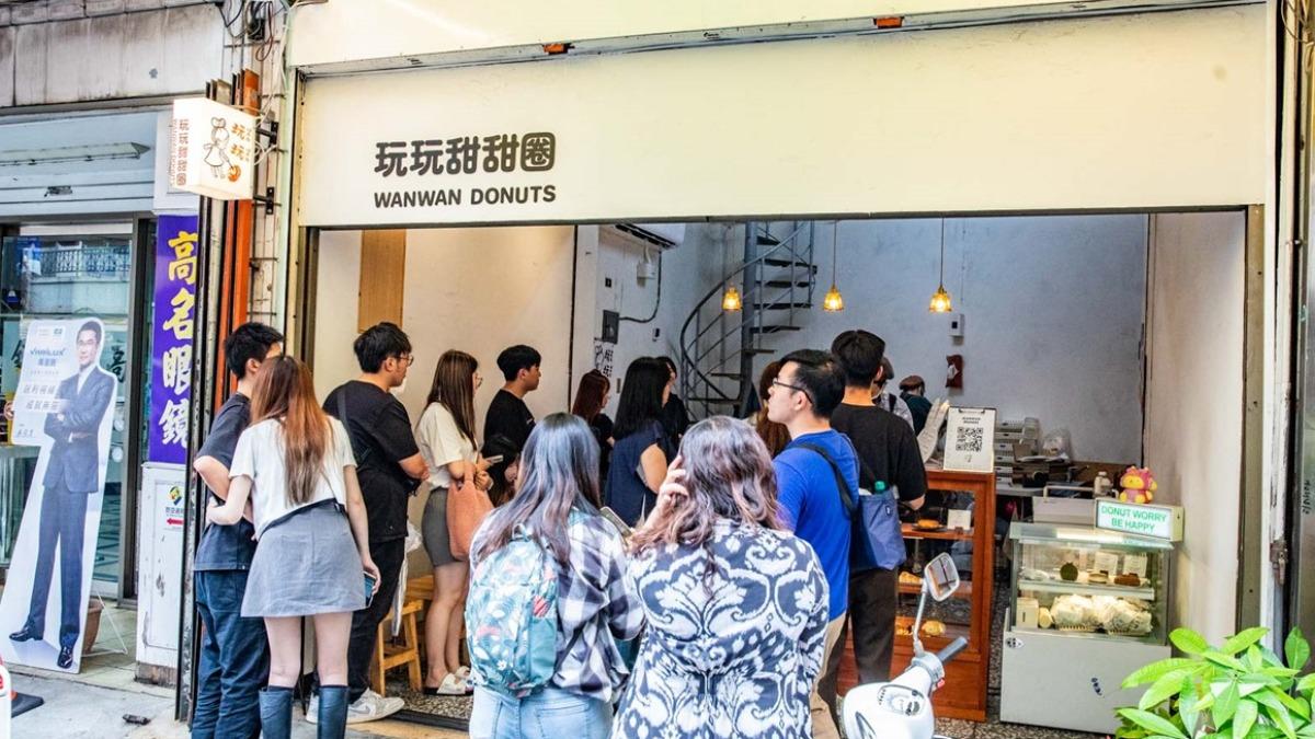 如果想買招牌「燒糖甜甜圈」,最好還沒開門就要來排隊,假日更是1小時內就會秒殺!(圖/大手牽小手。玩樂趣提供)