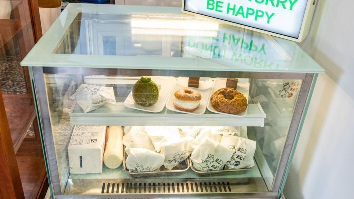店面的櫃子裡也有其他口味的甜甜圈、鹽可頌可以挑選。(圖/大手牽小手。玩樂趣提供)