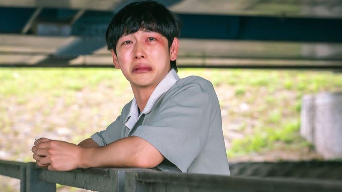 任時完在《少年時代》中從被霸凌的魯蛇變校園老大。(圖/愛奇藝國際站)