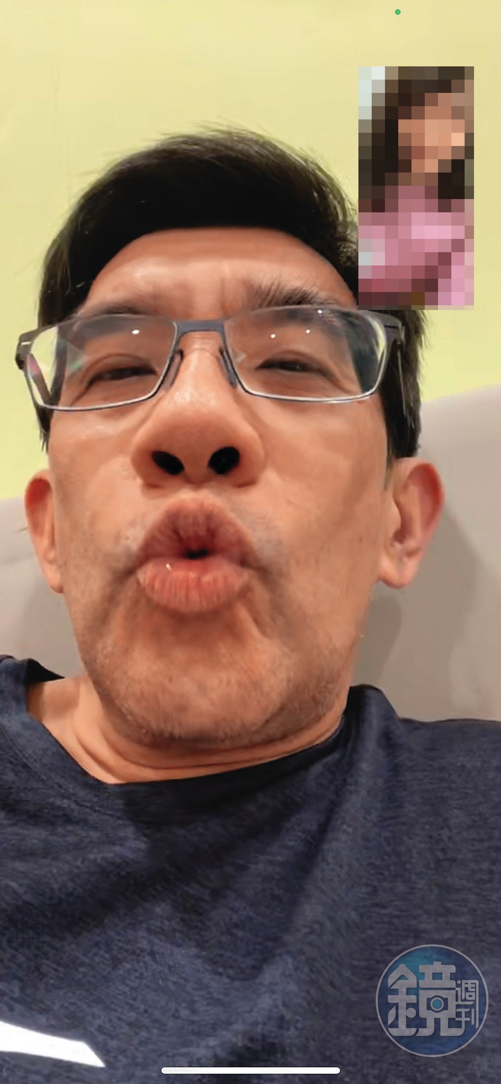 李光申(左下)嘟起嘴巴親吻示愛,與小珮(右上)視訊傳情。(圖/鏡週刊)