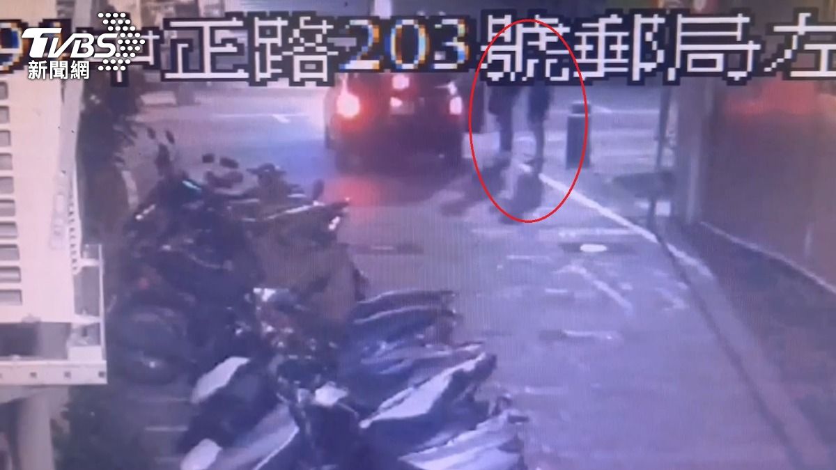 監視器拍下李姓死者與另名員工一起回裝潢公司談判。(圖/TVBS)