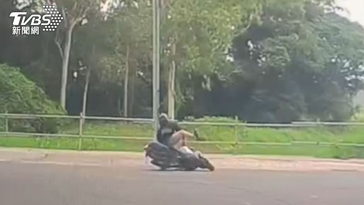 有片/桃園猴「封街飆車」!見警落跑慘摔 再吞7萬元罰單