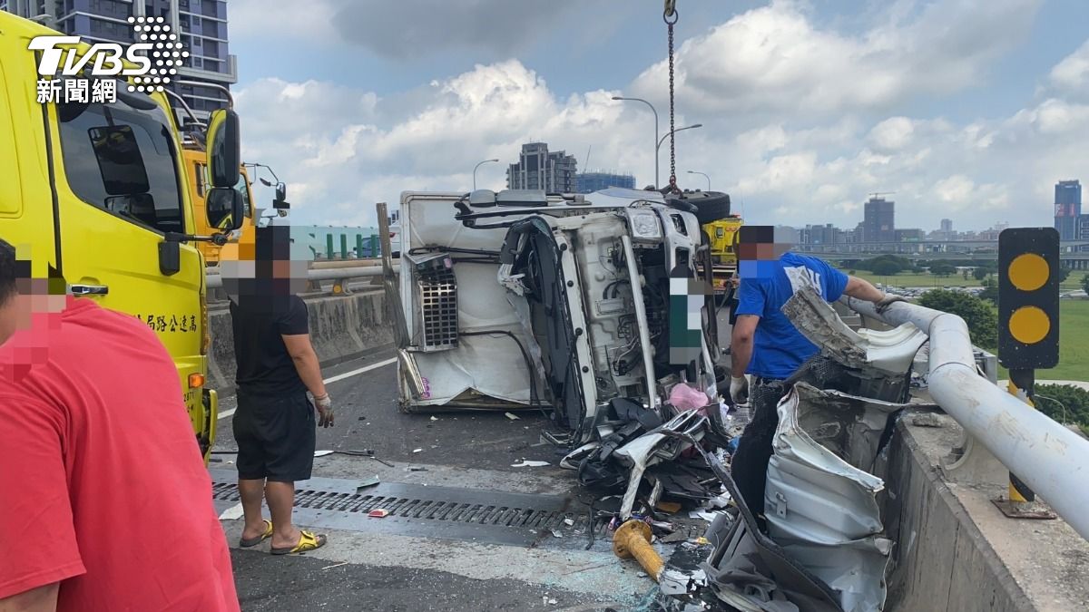 小貨車被追撞後又猛撞分隔島,車體嚴重凹陷變形。(圖/TVBS)