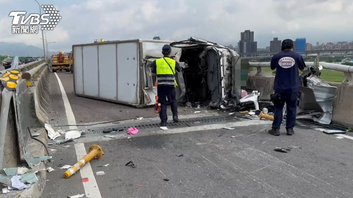 小貨車被追撞後又猛撞分隔島,車體嚴重凹陷變形。(圖/TVBS)