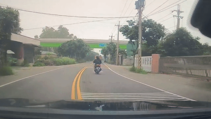 20歲男見警馬上落跑,最後自摔遭逮。(圖/TVBS)