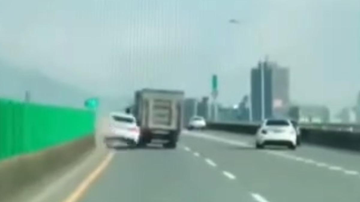 畫面曝！台64小貨車急閃鬼切賓士車　慘被後車撞翻駕駛慘死