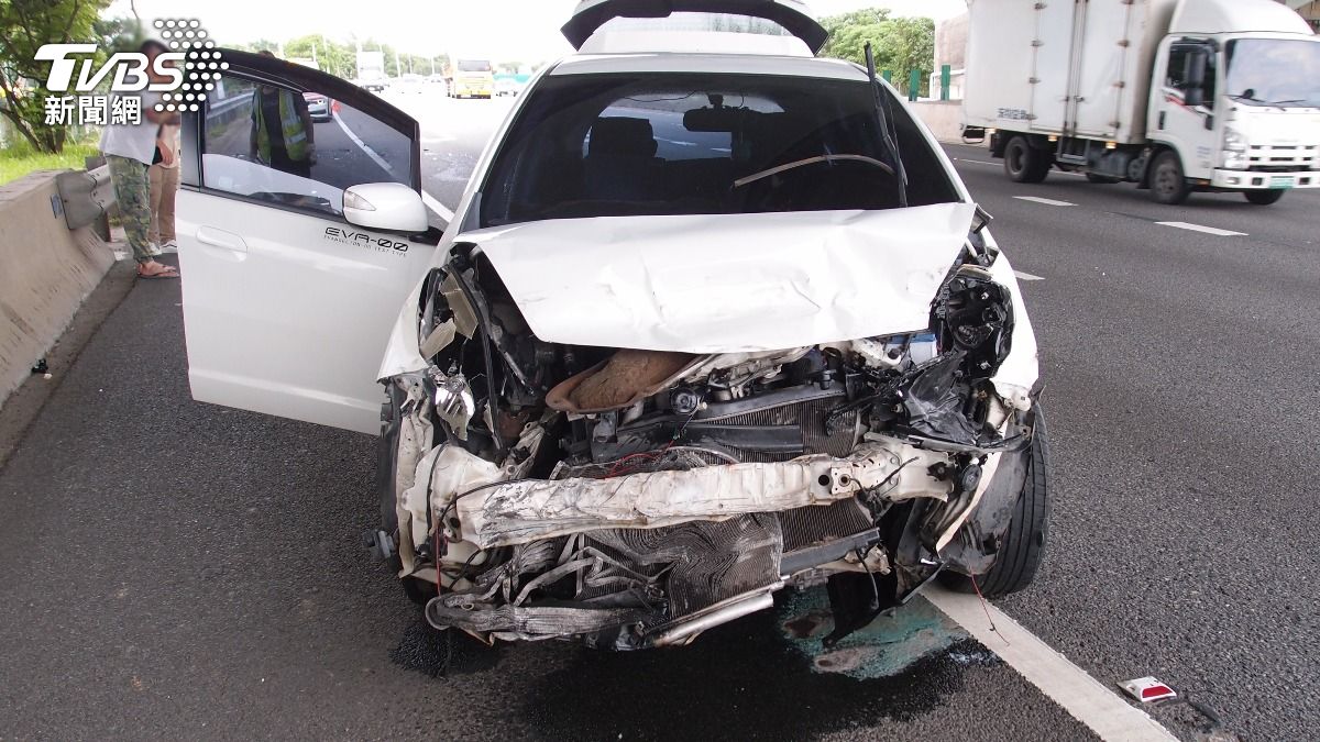 駕駛閃避紗窗自撞護欄,車頭毀損全爛。(圖/TVBS)