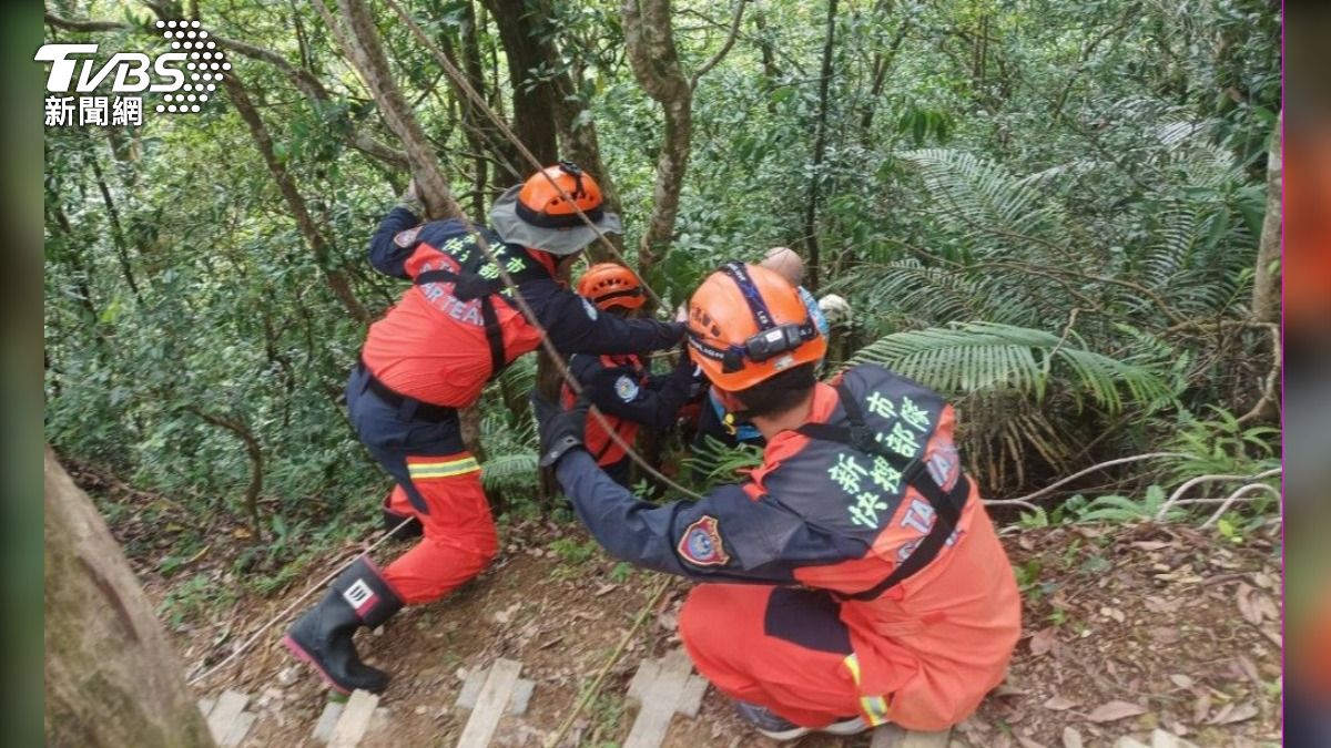 警消稍早找到夫妻2人，目前正架設繩索搶救中。（圖／TVBS）