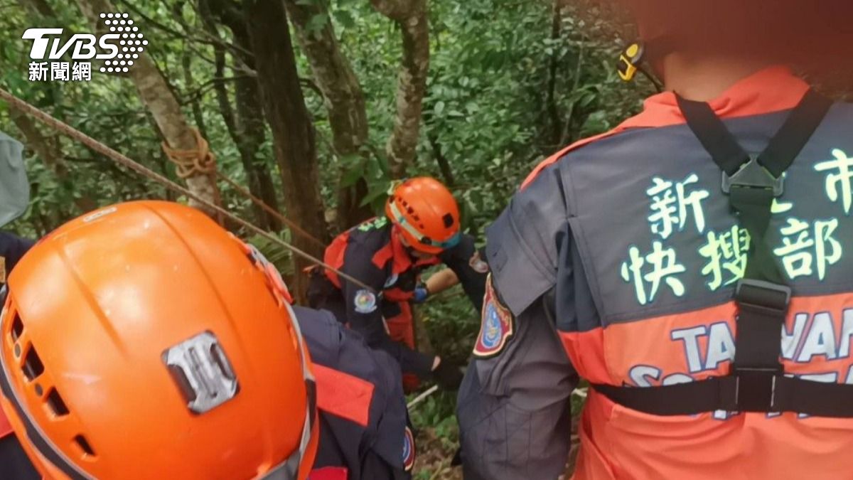 警消稍早找到夫妻2人，目前正架設繩索搶救中。（圖／TVBS）