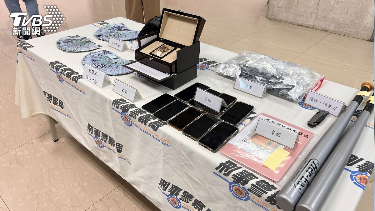 警方查扣名錶、手機、贓款等證物。(圖/TVBS)