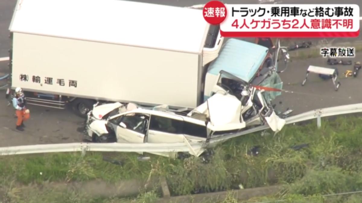 快訊/日卡車衝撞對向 「等紅燈廂型車秒變形」2人昏迷