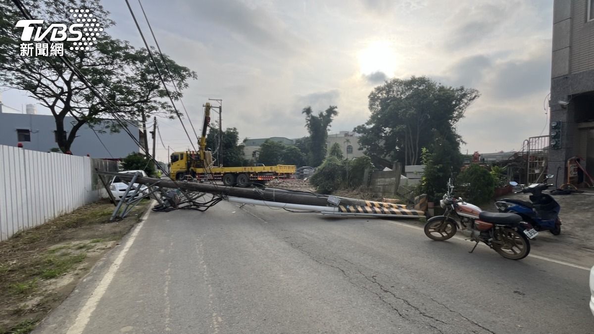 桃園統包商施工拉斷電桿，257戶停電。（圖／台電桃園區營業處提供）