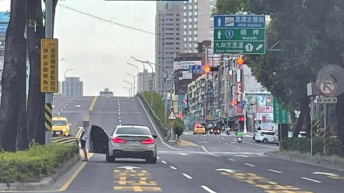 時間管理大師?高雄男忍不住了 等紅燈衝下車「就地解放」