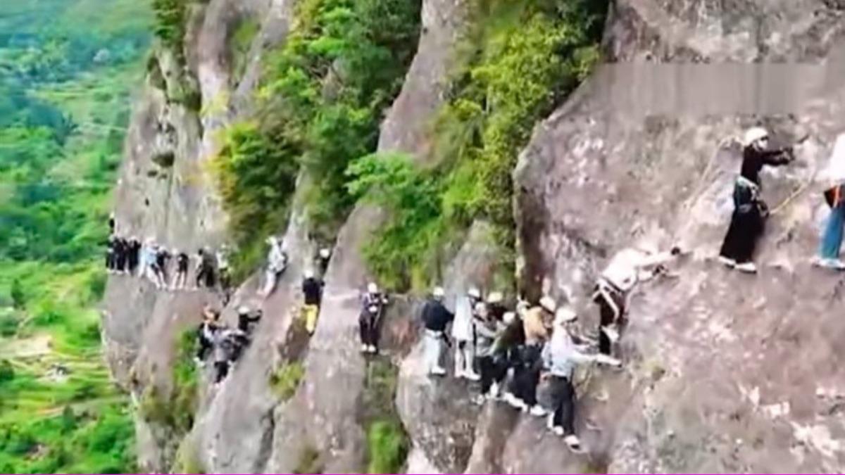 不少遊客被困在全崖峭壁上動彈不得。(圖/翻攝自微博)